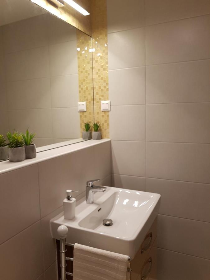 Embassy Studio Apartment Citypark Boedapest Buitenkant foto